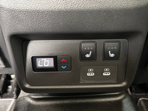 Used 2025 Nissan Rogue Platinum w/ Platinum Premium Package FWD image 10