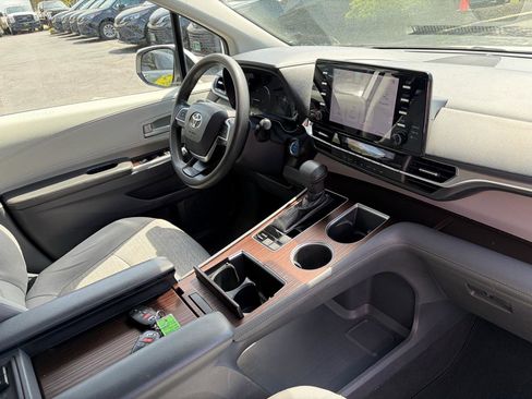 Used 2021 Toyota Sienna LE FWD image 40