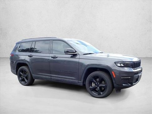 Used 2022 Jeep Grand Cherokee L Limited w/ Black Appearance Package AWD/4WD image 15