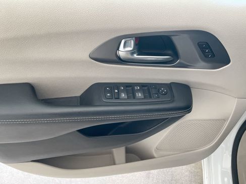 Used 2023 Chrysler Pacifica Touring-L FWD image 13