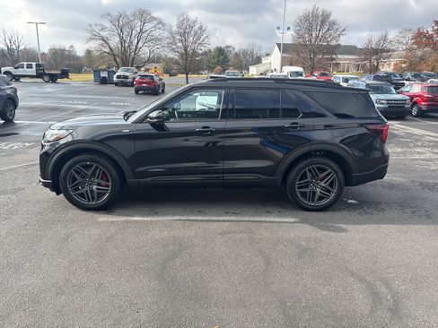 Used 2025 Ford Explorer ST-Line w/ ST-Line Street Pack image 7