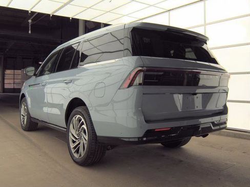 Used 2025 Lincoln Navigator Reserve AWD/4WD image 7