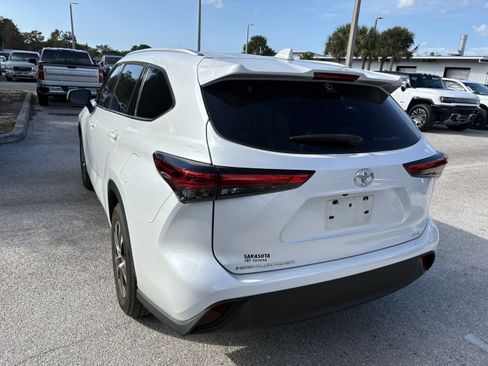 Used 2022 Toyota Highlander XLE image 5