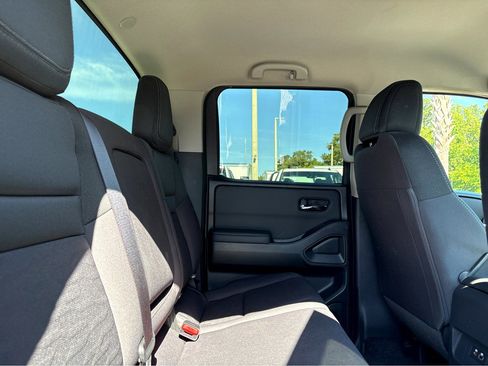 Used 2024 Nissan Frontier SV w/ Tow Package RWD image 12