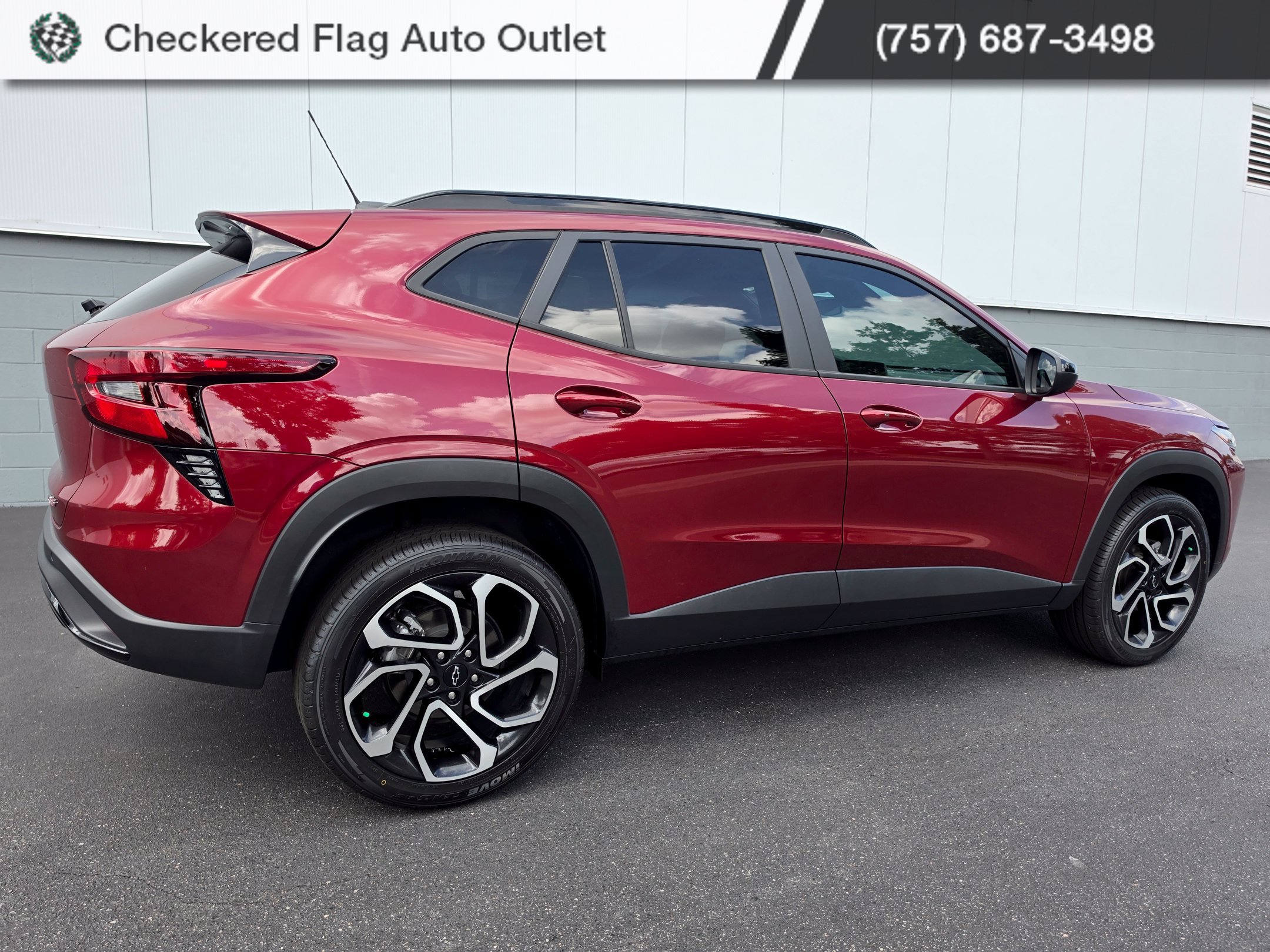Used 2024 Chevrolet Trax RS w/ Sunroof Package FWD image 8