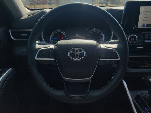Used 2024 Toyota Highlander XLE AWD/4WD image 24