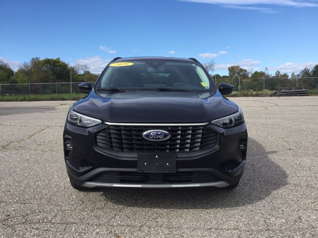 Used 2025 Ford Escape Platinum AWD/4WD image 2