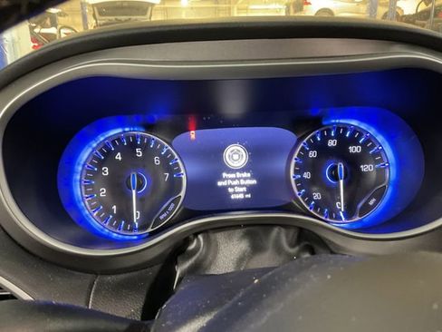 Used 2022 Chrysler Pacifica Touring-L image 15