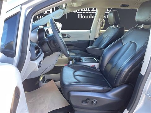 Used 2023 Chrysler Pacifica Touring-L image 9