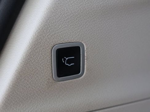 Used 2023 Chrysler Pacifica Touring-L FWD image 52