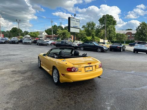Used 2002 MAZDA MX-5 Miata RWD image 12
