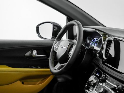 Used 2023 Chrysler Pacifica Pinnacle image 11