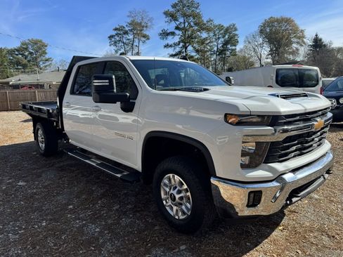 Used 2024 Chevrolet Silverado 2500 LT w/ Convenience Package image 2
