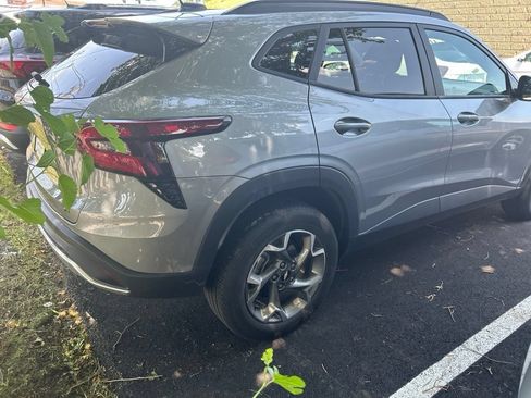 Used 2025 Chevrolet Trax LT FWD image 3