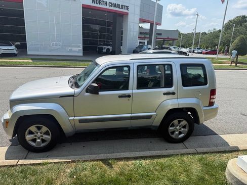 Used 2011 Jeep Liberty Sport RWD image 5