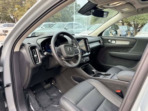 Certified 2025 Volvo XC40 B5 Core image 11