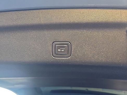 Used 2024 Chevrolet Suburban Premier image 21