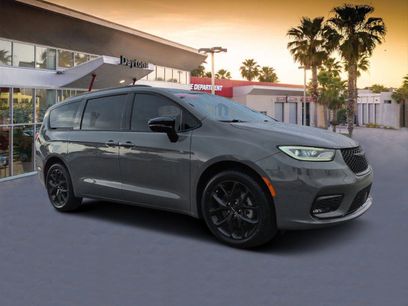 Used 2023 Chrysler Pacifica Limited w/ Uconnect Theater Family Group