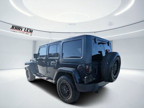 Used 2017 Jeep Wrangler Unlimited Sahara AWD/4WD image 5