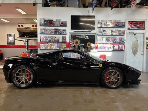 Used 2020 Ferrari F8 Tributo RWD image 5