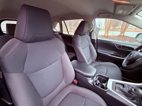 Used 2021 Toyota RAV4 LE image 14