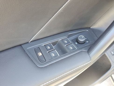 Used 2024 Volkswagen Tiguan SE image 27