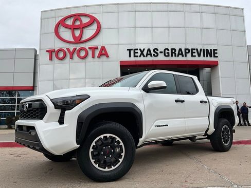 Used 2025 Toyota Tacoma TRD Off-Road image 2