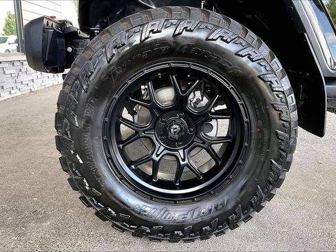 Used 2020 Jeep Gladiator Rubicon w/ Advanced Safety Group AWD/4WD image 26
