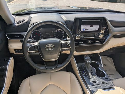 Used 2024 Toyota Highlander XLE AWD/4WD image 29