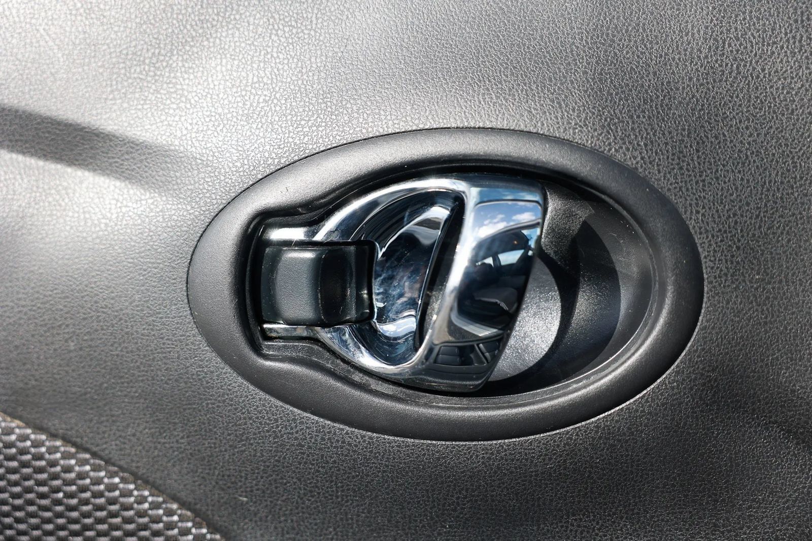 Used 2018 Nissan Versa SV FWD image 38