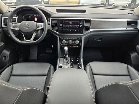 Used 2023 Volkswagen Atlas SE image 2