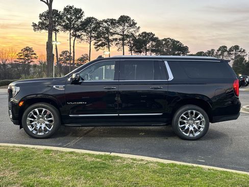 Used 2022 GMC Yukon XL SLT w/ SLT Premium Package image 7