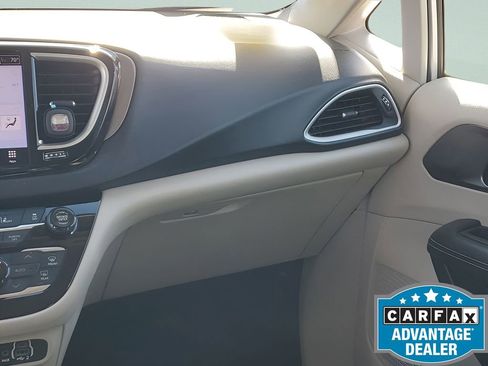 Used 2022 Chrysler Pacifica Touring-L image 29