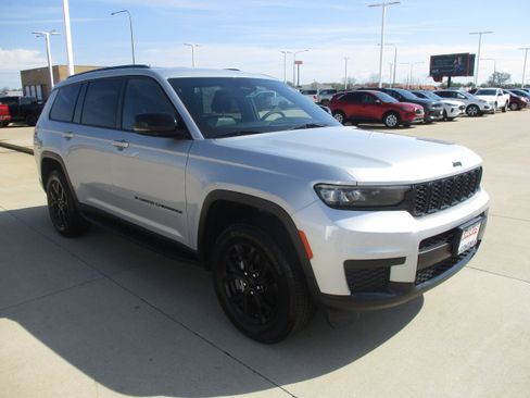 Used 2024 Jeep Grand Cherokee L Laredo AWD/4WD image 8