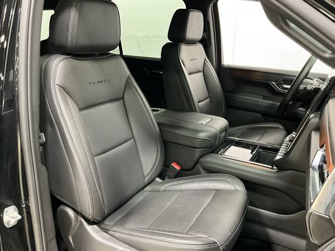 Used 2025 GMC Yukon XL Denali AWD/4WD image 9