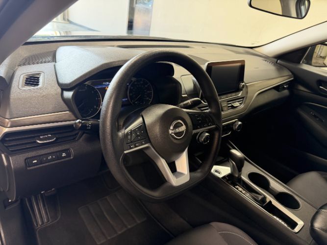 Used 2025 Nissan Altima 2.5 SV FWD image 13