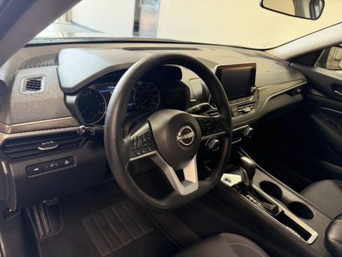 Used 2025 Nissan Altima 2.5 SV FWD image 13