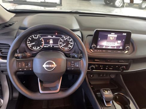 Used 2025 Nissan Rogue S AWD/4WD image 10
