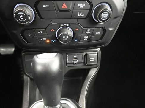 Used 2023 Jeep Renegade Latitude AWD/4WD image 8