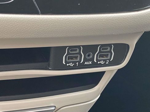 Used 2023 Chrysler Pacifica Touring-L image 29