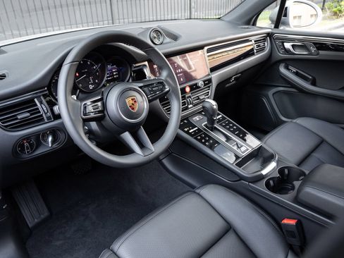 Certified 2026 Porsche Macan AWD/4WD image 4