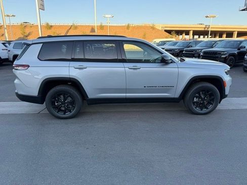 New 2025 Jeep Grand Cherokee L Laredo image 7