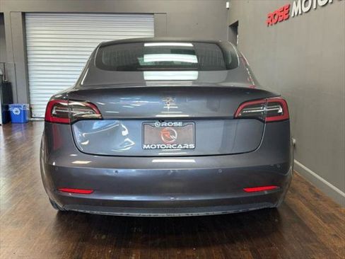 Used 2019 Tesla Model 3 Standard Range image 4