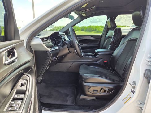 Used 2025 Jeep Grand Cherokee L Altitude AWD/4WD image 16