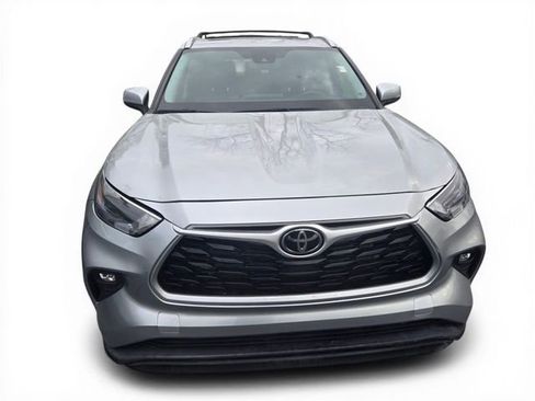 Used 2022 Toyota Highlander XLE AWD/4WD image 9