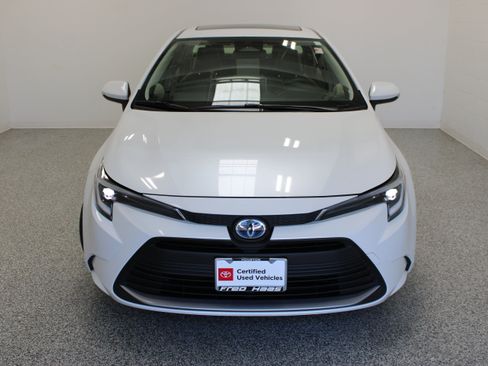 Used 2025 Toyota Corolla XLE FWD image 3
