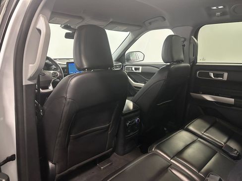 Used 2022 Ford Explorer XLT image 11