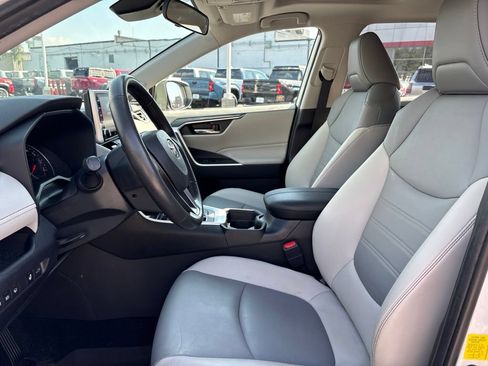 Used 2020 Toyota RAV4 XLE Premium AWD/4WD image 5