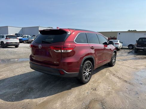 Used 2018 Toyota Highlander SE image 5