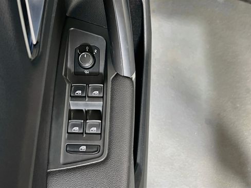 Used 2018 Volkswagen Tiguan SEL AWD/4WD image 18